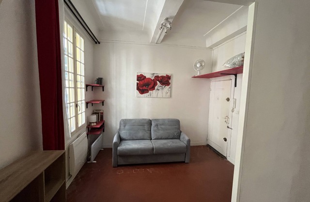 In old Nice, 2 steps from the sea, the coulée verte and the flower market