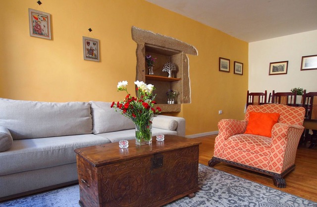 In the heart of the Old Town: a traditional stone house right by the Cathedral!