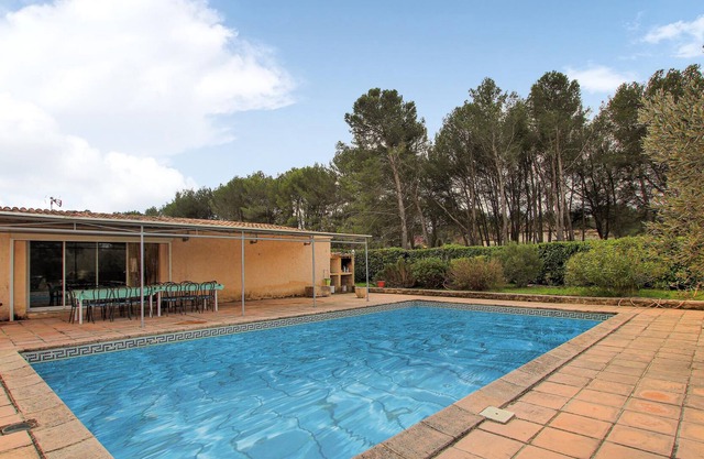 In the heart of green Provence, in a park with olive trees welcomes you this beautiful Provencal vil