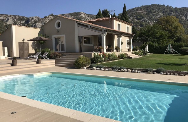 In the heart of the luberon, character villa with swimming pool