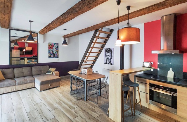 In the heart of the village of Capestang, this modern and comfortable vacation home welcomes you.