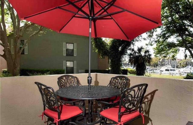 In the Heart of Harbour Town 2BR 2BA Pool Access Close to Beach