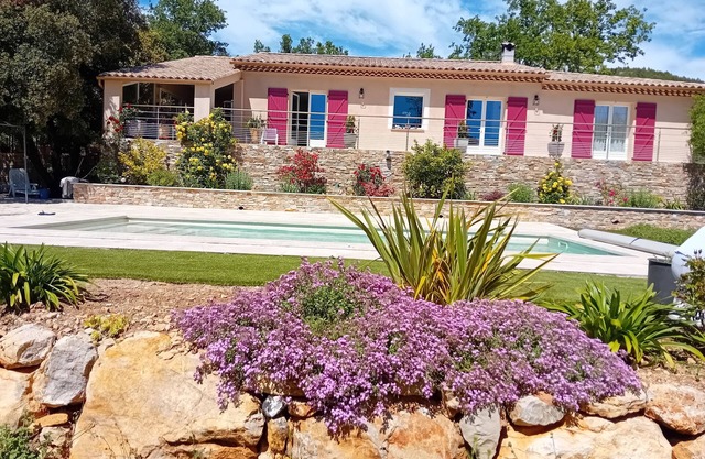 In the Var, rent a villa with swimming pool at la Roquebrussanne July/August