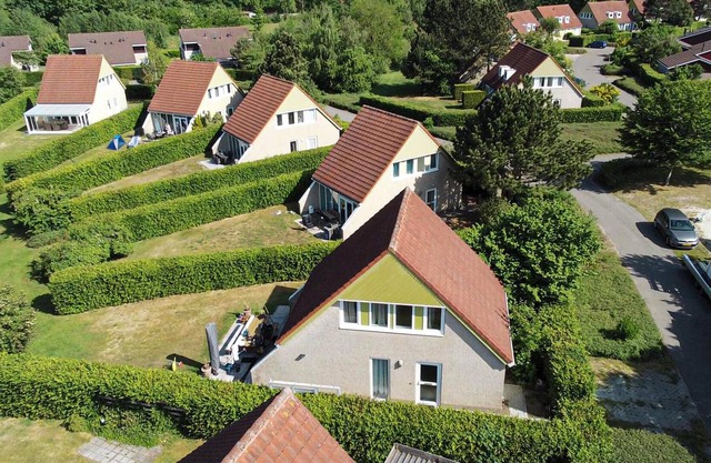 In this beautifully located vacation home with private outdoor hot tub and water view in Vlagtwedde,