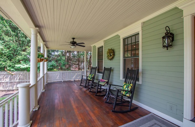 In -Town Renovated Luxury Family Retreat Available All Year