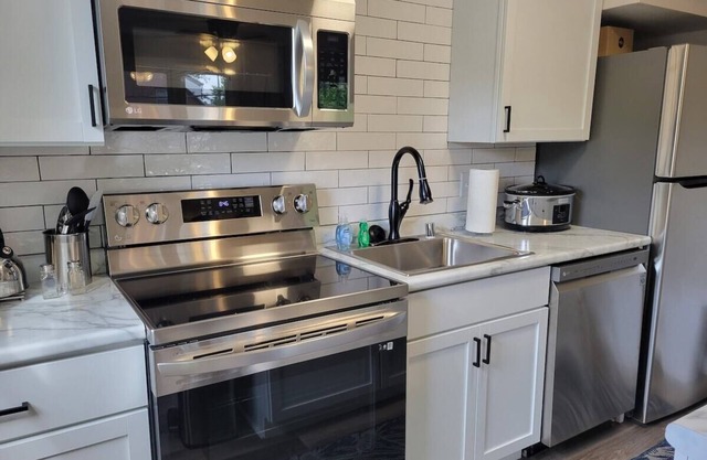 In-Unit Laundry, A/C, Free Parking, Dishwasher.
