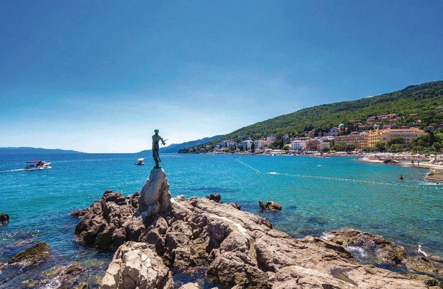 In Viskovo, a suburb of Rijeka, lies this lovingly and modernly furnished attic apartment.