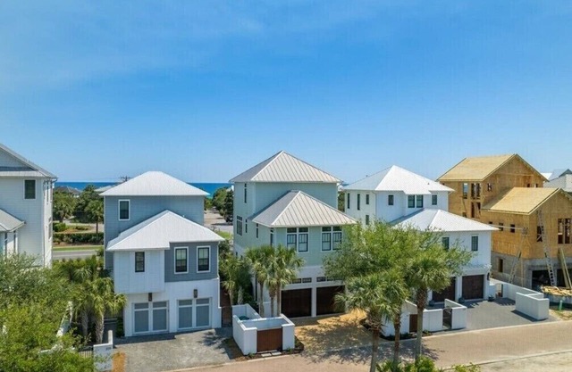 includes golf cart! SeaNest stunner with Gulf views, 4 adult bikes. EV charger