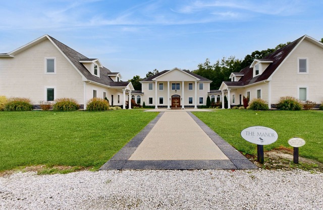 Incredible equestrian estate & guest house with in-ground pool