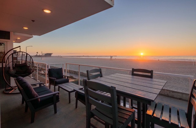 Incredible Oceanfront Living w/AC, 2 Car Parking, Large Oceanview Deck