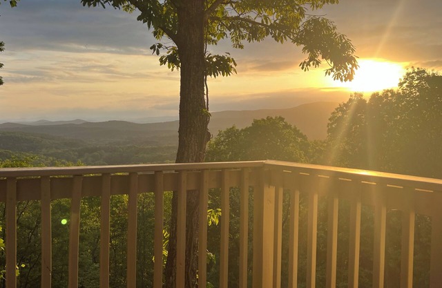 Incredible views, 6BR, game room, fire pit, bunk room, great location!