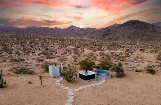 Incredible Views, Hot Tub, Cowboy Pool, Fire Pit · Starship Landing: Luna