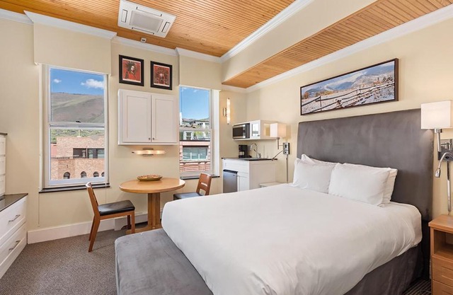 Independence Square 305, Remodeled, 3rd Floor Hotel Room in Aspen's Best Location