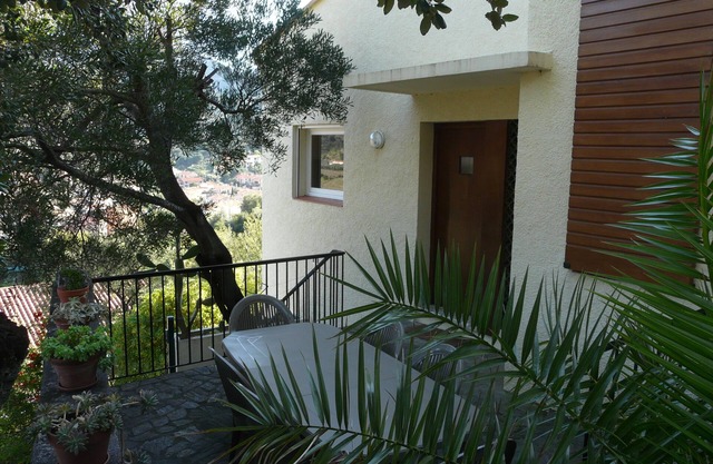 Independent apartment in villa, 800 m from beaches, terrace with view, swimming pool