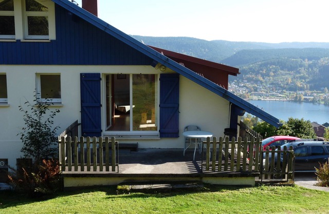 Independent apartment in house facing south over the lake