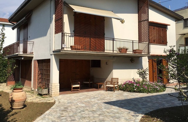 INDEPENDENT HOUSE WITH GARDEN