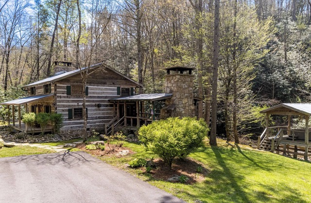 Indian Creek: Secluded, Beautiful Authentic Style Log Cabin in Gatlinburg