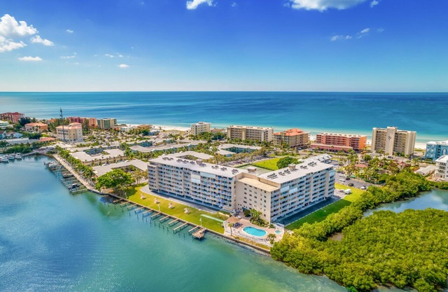 Indian Shores Penthouse: Beach & Intercoastal Views & PICKLEBALL!