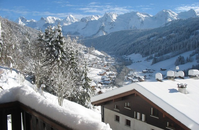 Individual chalet facing the Aravis, south garden level with terrace and lawn