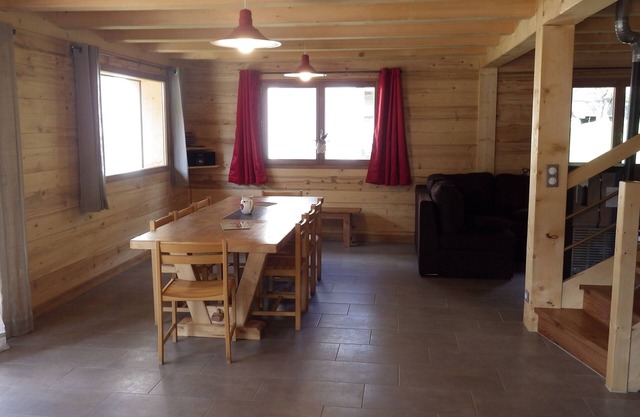 Individual chalet 10 people, hiking departure, foot of the slopes.