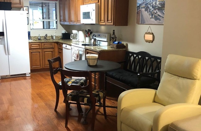 Indoor/outdoor pool 2 Bed 2 Bath 1st Level short walk to beach sleeps up to 6