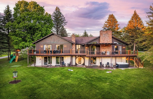 Indoor/Outdoor Pools.Jacuzzi. Sauna. Arcades. Game Room. Golf. Ski. Boat. Beach.