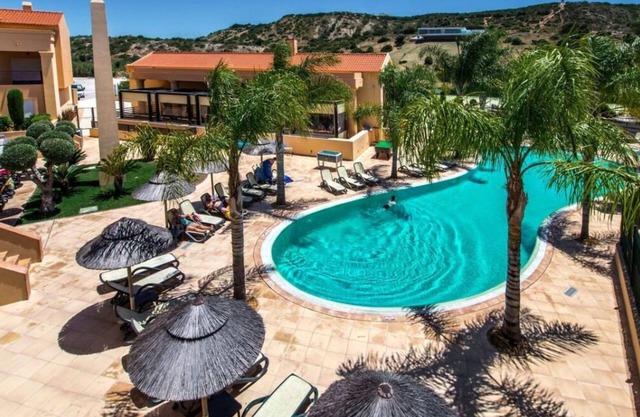 Indulge in Home-Like Comfort!Fully-equipped Kitchen, Swimming Pool, Beach Access