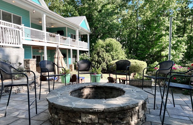 Indulge in Luxury and Savings! Retreat with Hot Tub Three Suites with King Beds