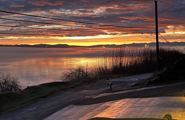 Industrial modern house with Water Views – Ideal Tacoma Getaway