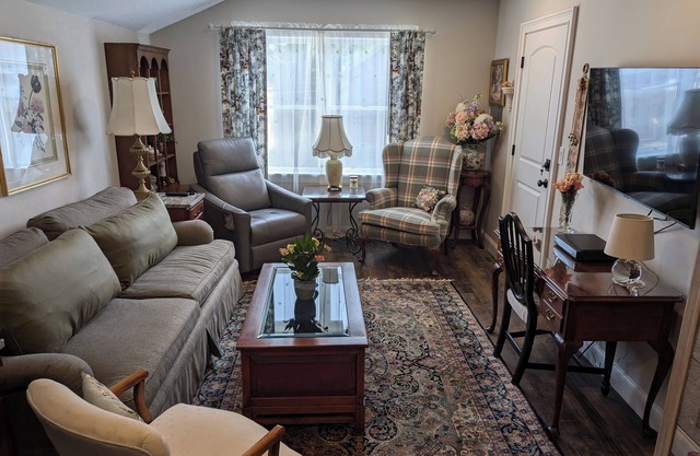 Inlaw apt/guest suite w/full bath for rent during track season