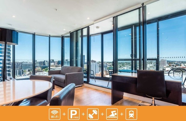 Inner City 2 bedroom Apartment with Parking