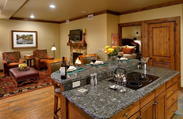 Innsbruck Aspen Deluxe One-Bedroom Garden Residence 2, Located on Main Street