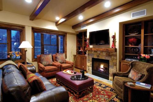 Innsbruck Aspen Deluxe Two-Bedroom Suite 02 w/Hot tub, Centrally located