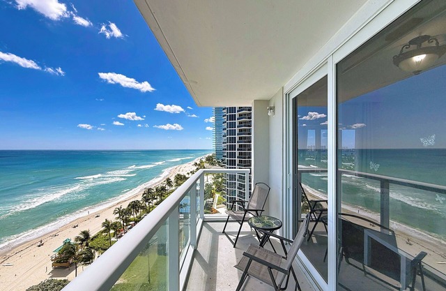 Insta-Worthy. Ocean Front-Best Corner unit in building.