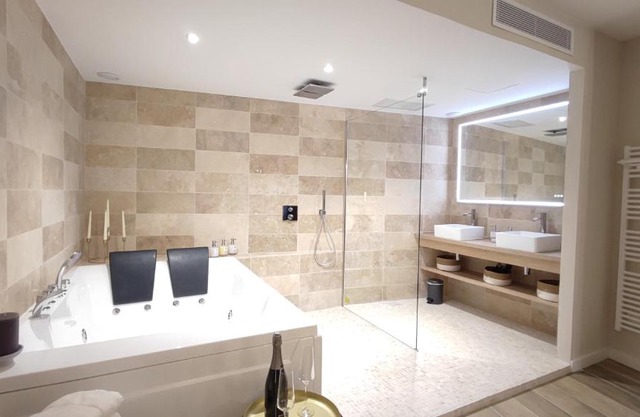 Instant Plaisirs - T2 60m2 avec Terrasse et Balnéo privative