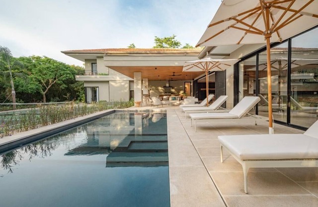 Intimate Luxury Home with Private Pool, Pickleball & Basketball Courts; 200 Meters from the Beach!