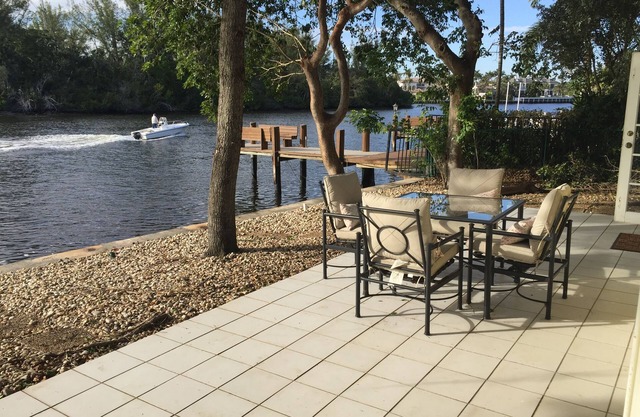 Intracoastal Waterfront Key West style Bungalow-Walk to Beach and Restaurants