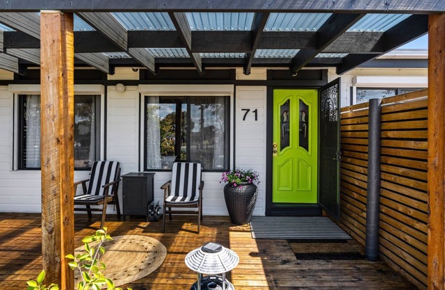 Inverloch' s Lime Green Door - Linen, Wifi, Pet Friendly