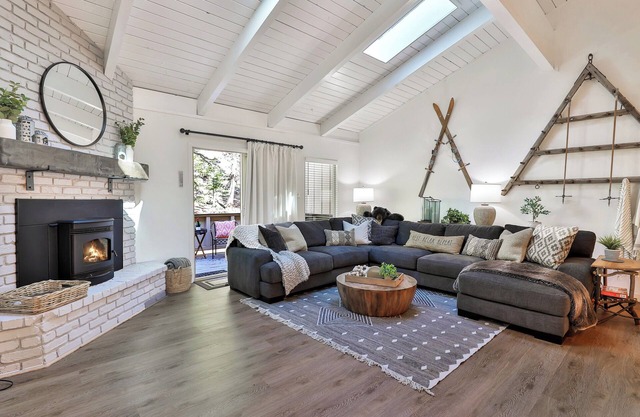 Inviting 3-bedroom/2.5 bath townhome in beautiful Incline Village