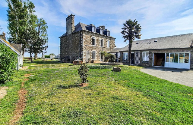 Inviting apartment directly on the sea.