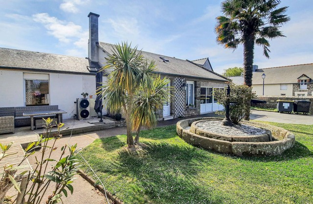 Inviting apartment directly on the sea.