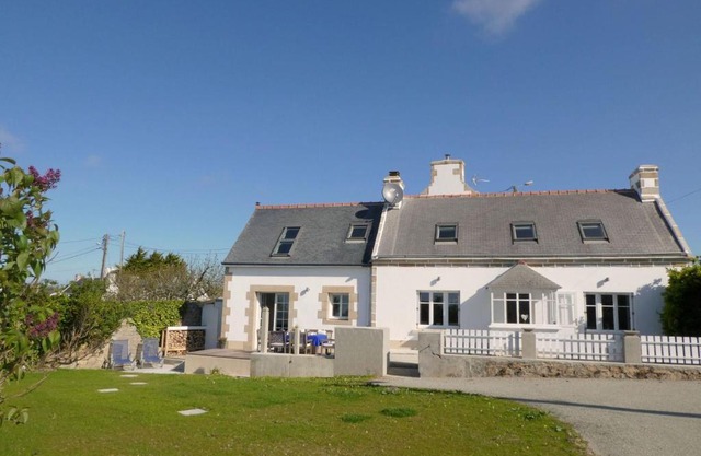 Inviting holiday home in Plogoff with fenced garden