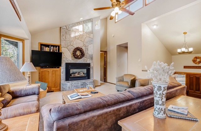 Inviting home with deck, gas grill, hot tub, pools, and SHARC passes