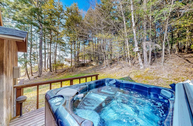 Inviting home with hot tub, mountain view, skiing & firepit