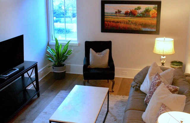 Ion spacious above garage apartment in quiet neighborhood. High ceilings!