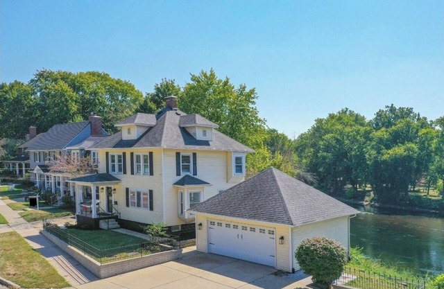 Irish River House - walk to ND!