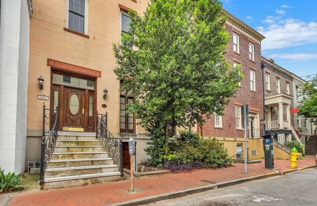 Isaiah Davenport-built Historic Row House, Near River St, Sleeps 14
