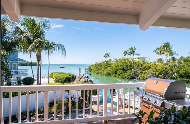 "Islamorada Waterside Getaway: Prime Fishing, Sunset Views, Beachside Bliss!"