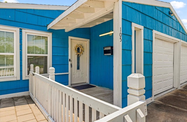 Island Bungalow Near Beach & UTMB w/EV Charger