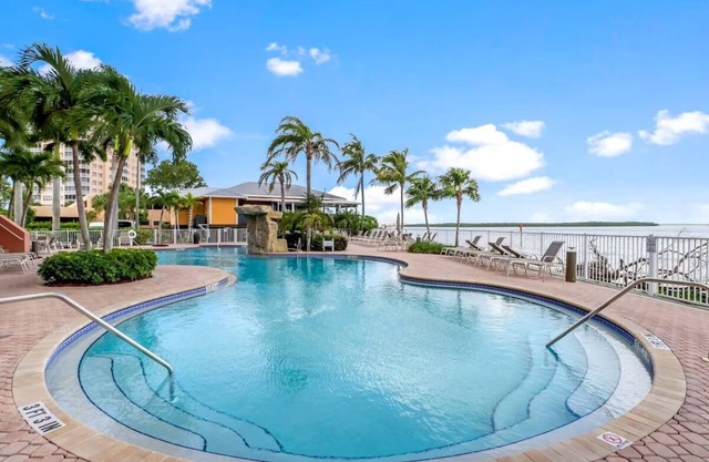 Island Escape: 2 Spacious Units w/Full Kitchen & Pool Access